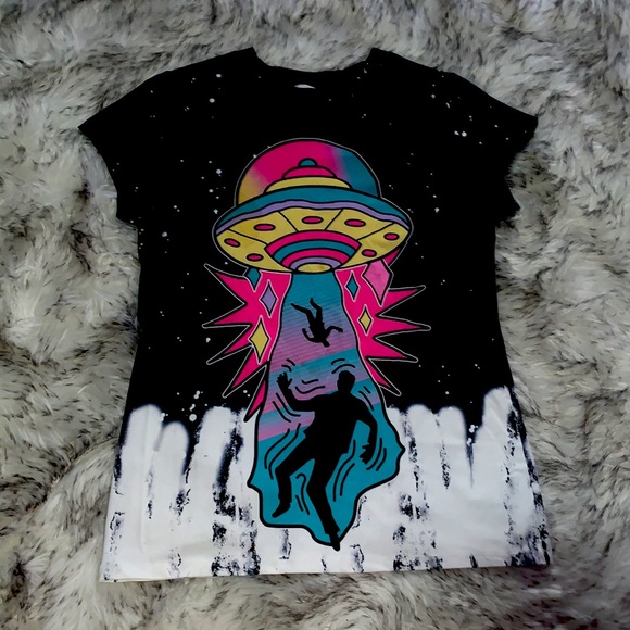 Vibrant Trippy Alien Graphic Tee - Picture 2 of 4